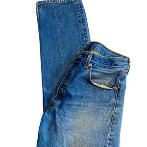 EUC VINTAGE 501 BUTTON FLY SINGLE STITCH DENIM JEANS. SIZE TAG REMOVED INSIDE.